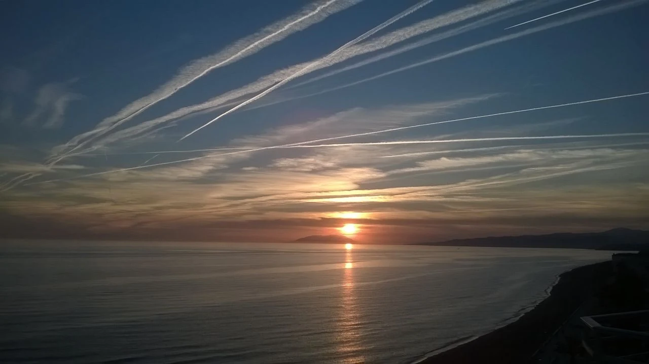 Zonsondergang aan Playa El Playazo in Nerja