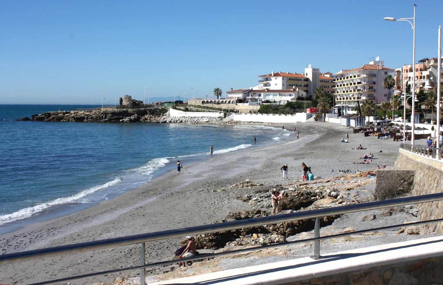 Playa Torrecilla met de aangrenzende bebouwing van Nerja