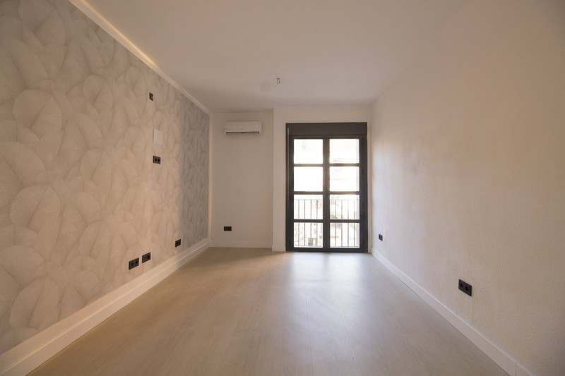 Gerenoveerd appartement met vier balkons — Málaga Centrum