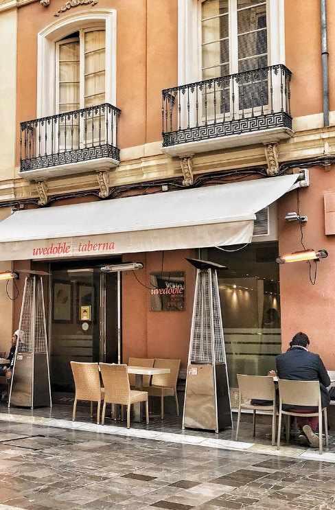 Gevel en terras van Uvedoble Taberna in Málaga
